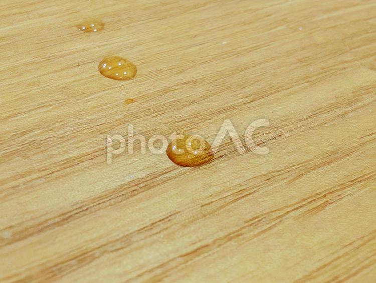 木目に滴った水の雫 雫,水玉,表面張力の写真素材