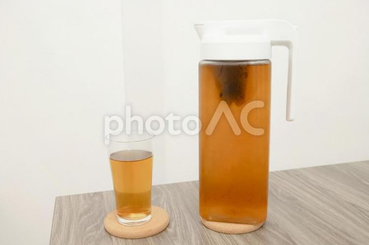 麦茶が入ったコップと冷水筒 麦茶,コップ,お茶の写真素材