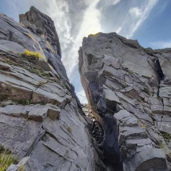 大きな岩の裂け目 登山,ハイキング,岩場の写真素材