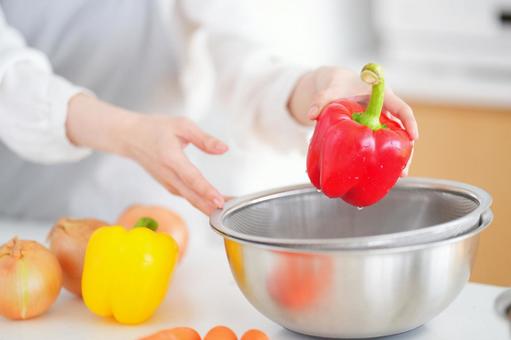 赤いパプリカを持つ手 パプリカ,赤,黄色の写真素材