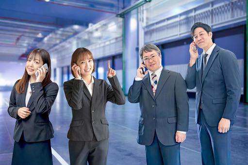 工場とスマホとビジネスチーム 工場とスマホとビジネスチーム 工場,産業,ロジスティクスの写真素材