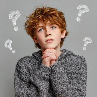 何だろう?思案顔の少年 何だろう?思案顔の少年の写真