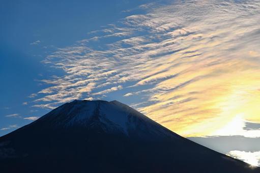 富士山と夕焼け雲 夕焼け雲,富士山,夕方の写真素材