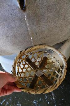 銭洗い 縦 銭洗い 縦 銭洗い,小銭,硬貨の写真素材