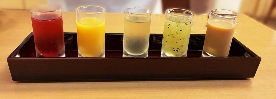 5種類のシロップ シロップ,キーウィー,マンゴーの写真素材