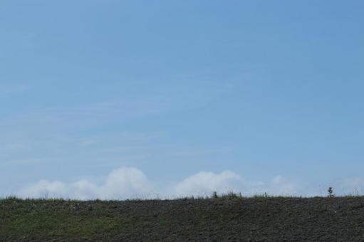 土手の上の青空 土手の上の青空の写真