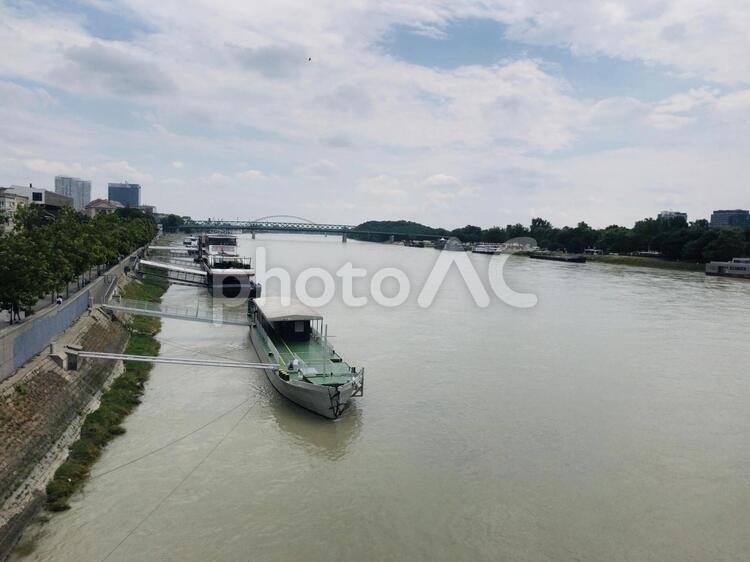 晴れた日のドナウ川 ドナウ川,水域,ボートの写真素材