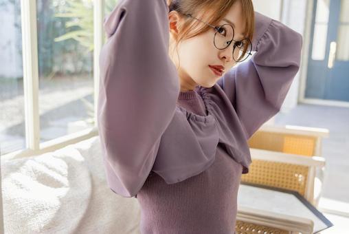 髪をまとめる女性 髪をまとめる女性 女性,人物,20代の写真素材
