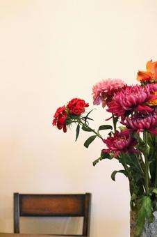 ピンク系の花と花瓶と部屋(縦) ピンク系の花と花瓶と部屋(縦) 花,ブーケ,フラワーアレンジメントの写真素材