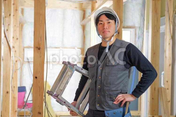 建築現場の作業員男性 大工,作業員,職人の写真素材