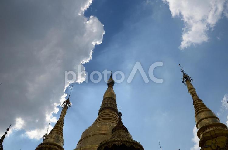 青空とミャンマーの寺院 東南アジア,寺院,雲の写真素材