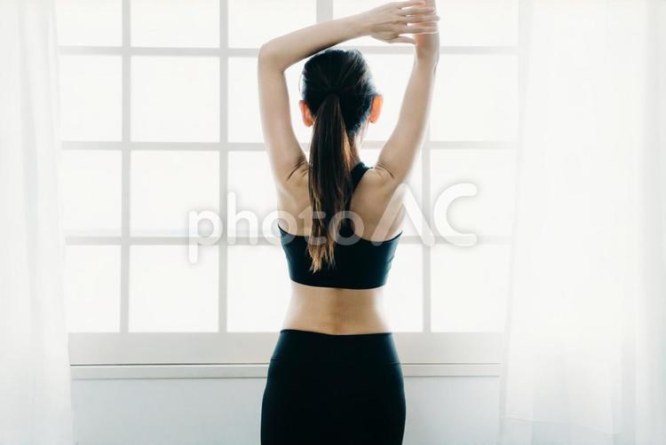 女性のボディ（後ろ姿） 日光,深呼吸,朝活の写真素材