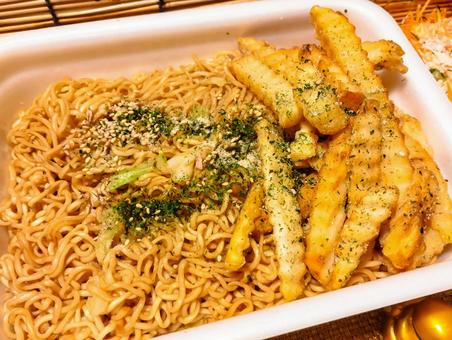 超大盛にフライドポテト カップ焼きそば,焼きそば,カップ麺の写真素材