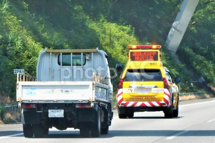 道路巡回車　巡回中　接近注意 道路巡回車,巡回中,接近注意の写真素材