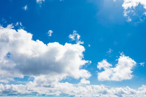 雲が浮かぶ美しい青空 雲が浮かぶ美しい青空 青空,空,雲の写真素材