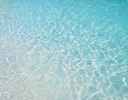 透明感のある綺麗な海 透明感のある綺麗な海の写真