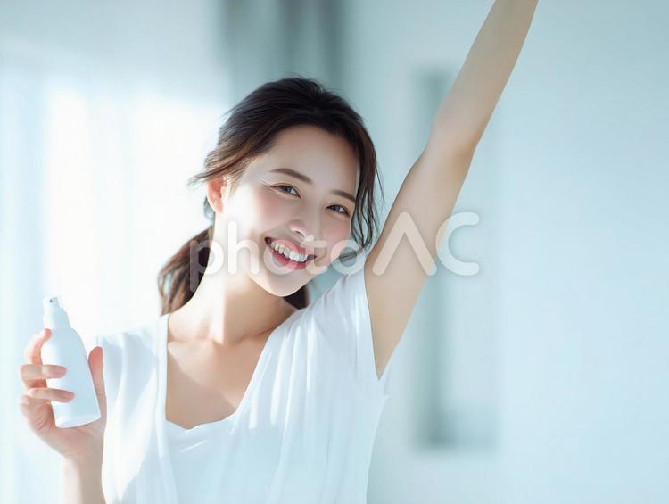 笑顔でスプレーを持つ女性 女性,日本人,アジア人の写真素材