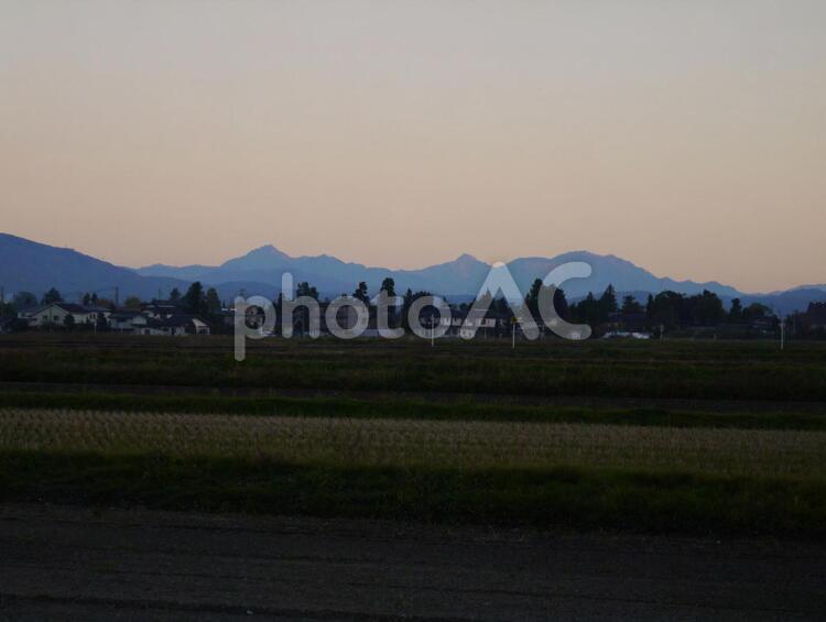 安曇野からの南アルプス 仙丈ケ岳,北岳,南アルプスの写真素材