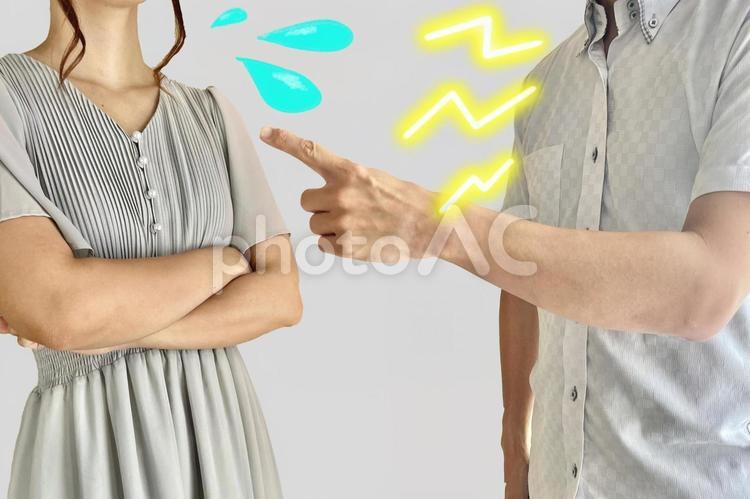 責める夫と困る妻の夫婦 喧嘩,夫婦喧嘩,離婚の写真素材