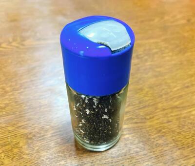 ごま塩 ごま塩,ゴマ塩,入れ物の写真素材