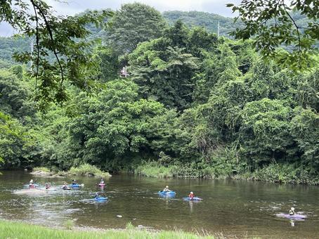 森に囲まれた川でのカヌー教室風景 森に囲まれた川でのカヌー教室風景の写真