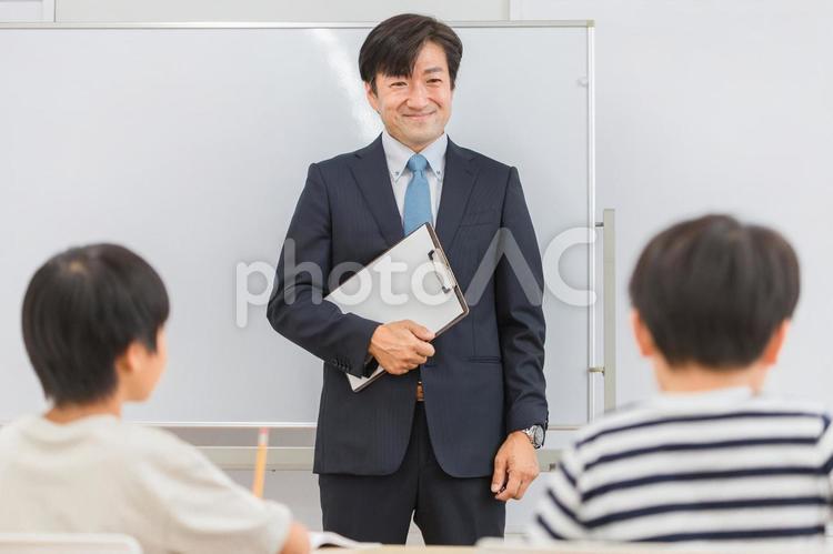 小学生・中学生に教える塾講師（学習塾） 塾,先生,教師の写真素材