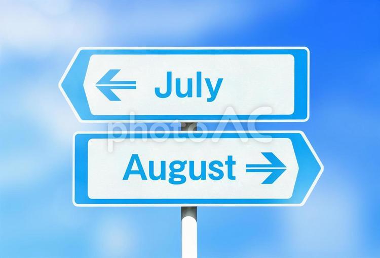 7月と8月の看板 7月が上 8月,7月,月の写真素材