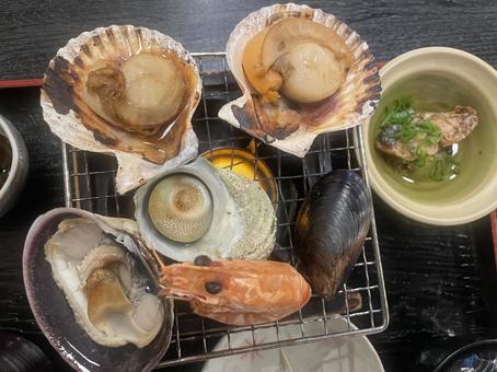 貝焼きと小鉢 貝焼き,ホタテ貝柱,サザエの写真素材