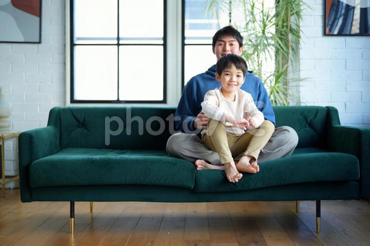 仲良く一緒に座る親子 親子,男の子,小学生の写真素材