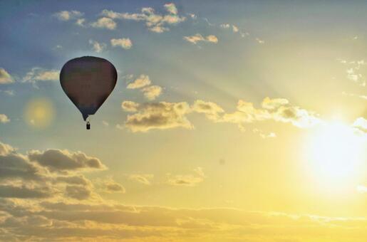 朝日と気球 朝日,太陽,気球の写真素材