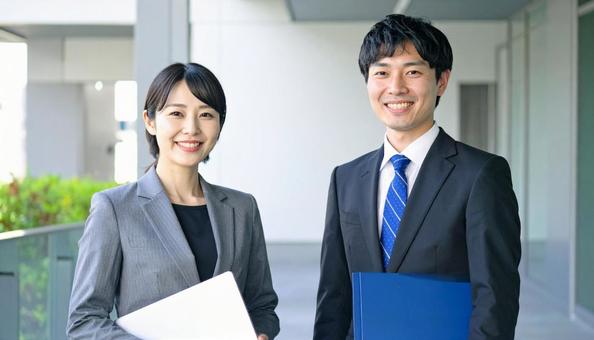 笑顔のビジネスマン二人 笑顔のビジネスマン二人の写真