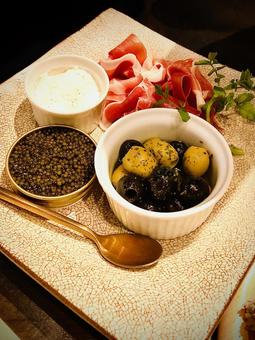 美味しいキャビアと生ハムで乾杯 美味しいキャビアと生ハムで乾杯 キャビア,生ハム,つまみの写真素材