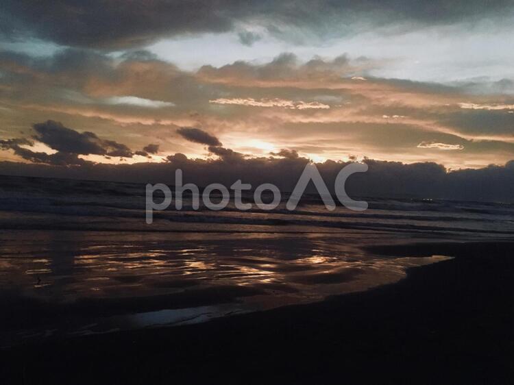 夕焼けの海 日暮れ,暁,江ノ島の写真素材