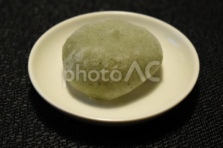 丸い白磁皿に載ったよもぎ大福 よもぎ大福,大福,和菓子の写真素材