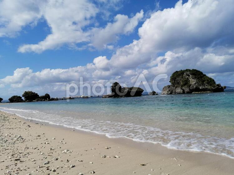 沖縄の綺麗な砂浜と波 エメラルドグリーン,沖縄,海の写真素材
