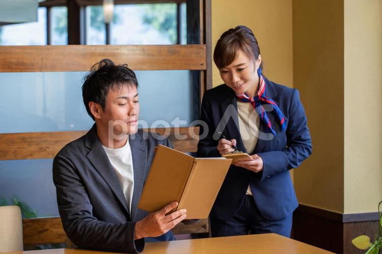 レストランで注文を聞くウェイトレス ホテル,レストラン,注文の写真素材