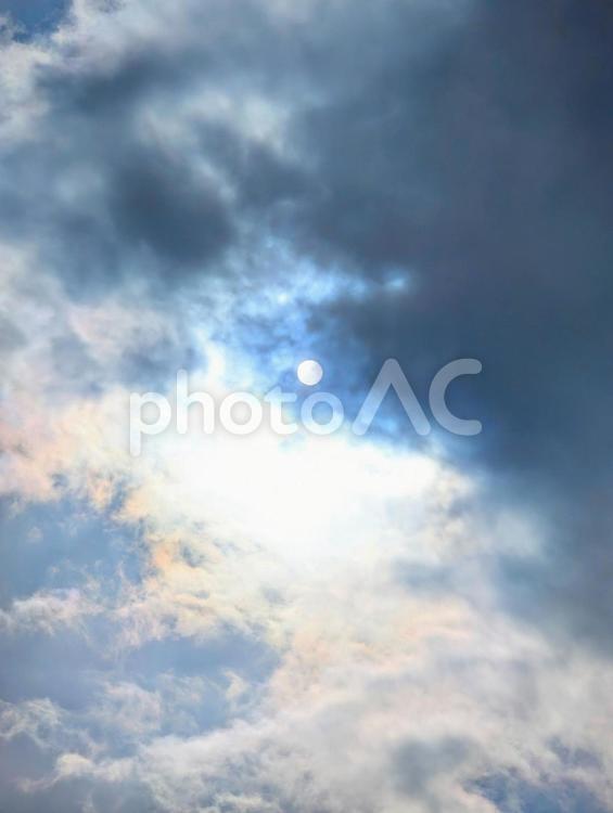 黒い雲の間から見える太陽と射し込む光 ふんわり,ふわふわ,雲の写真素材