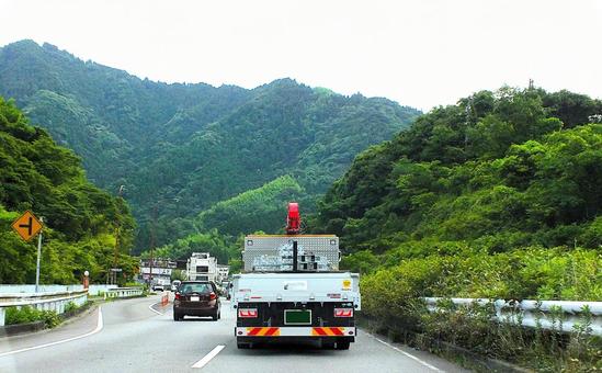 深緑のドライブ レッカークレーン車走る 深緑のドライブ レッカークレーン車走る トラック,レッカークレーン車,レッカーの写真素材
