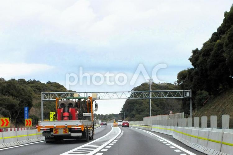 シフト工事中の東名を走るトラック トラック,高速道路,工事中の写真素材