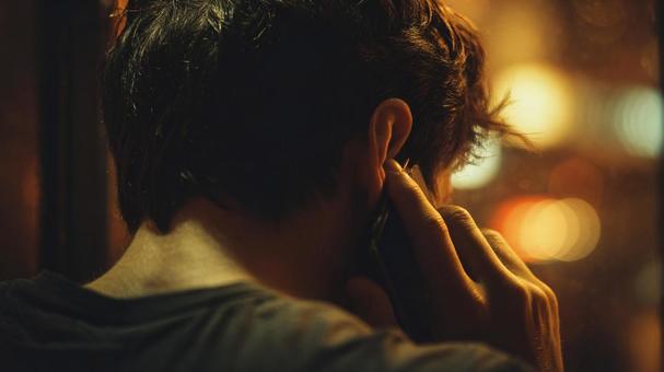 誰かと話す夜のひととき 誰かと話す夜のひとときの写真