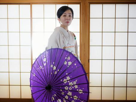 33:和傘を持つ着物の女性 33:和傘を持つ着物の女性 和傘,お座敷,着物の写真素材