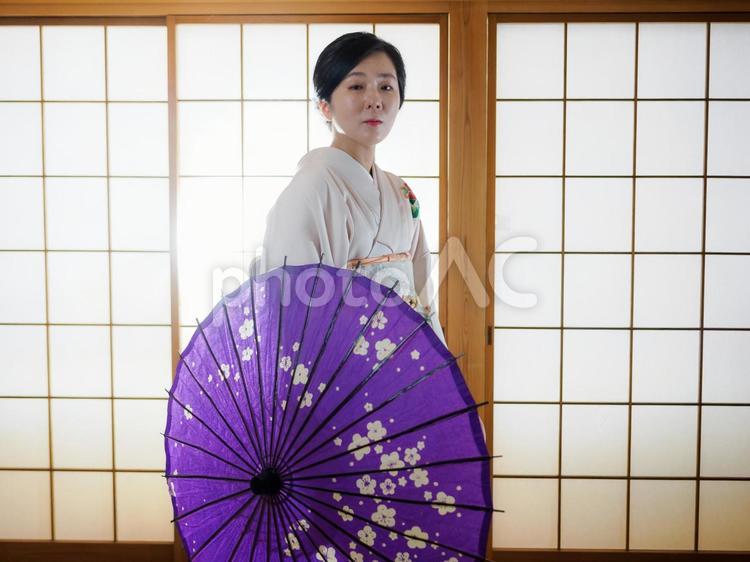 33：和傘を持つ着物の女性 和傘,お座敷,着物の写真素材