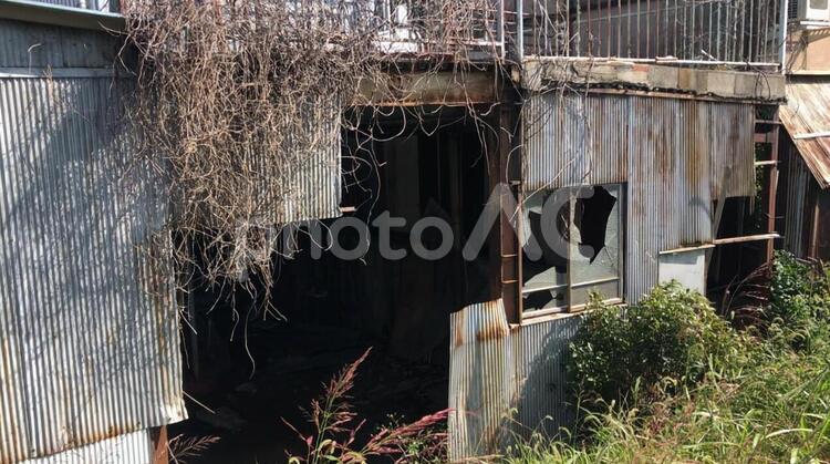 割れた窓と錆びた廃墟の工場-Ⅲ 割れた窓と錆びた廃墟の工場-Ⅲ 廃墟,工場,トタンの写真素材