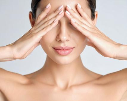 目元をかくすの写真