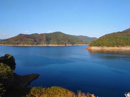 秋の宮ケ瀬湖 湖,紅葉,秋の写真素材