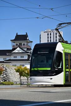 富山城と路面電車 城,青空,天守閣の写真素材