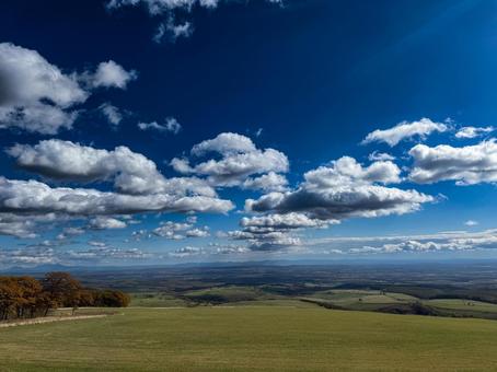 秋の丘陵地帯と青空 空,自然,風景の写真素材