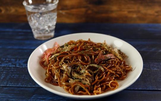 焼きそばと水のセット 焼きそばと水のセット 焼きそば,水,食事の写真素材