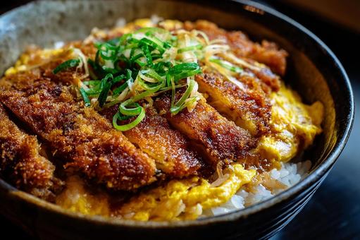 ボリューム満点、カツ丼 ボリューム満点、カツ丼の写真