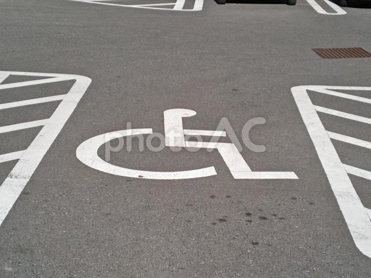 駐車場の車いすスペース 道路,駐車場,車いすの写真素材
